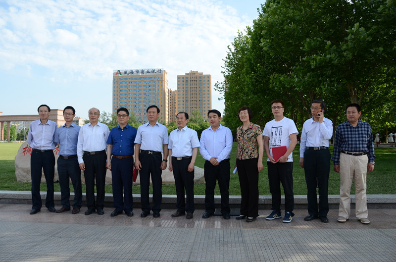 易韬参加理工大学“桐心林”捐赠仪式